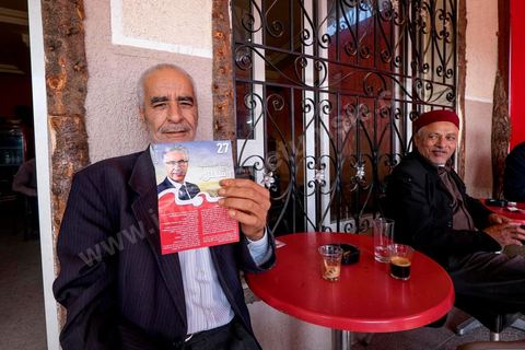 17 novembre 2014 : Visite de terrain de Hamma Hammami dans le quartier popualire de Oued Ellil, échange et discussion avec les habitants et les militants du Front Populaire. Campagne électorale pour les élections présidentielles du 23 novembre de Hamma Hammami, président du parti d'extrême gauche le Front popualire dan sles quartiers populaires de Oued Ellil et Douar Hicher, banlieue ouest de Tunis