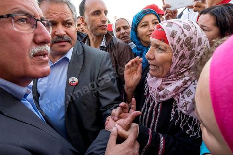 17 novembre 2014 : Visite de terrain de Hamma Hammami dans le quartier popualire de Douar Hicher, échange et discussion avec les habitants et les militants du Front Populaire. Campagne électorale pour les élections présidentielles du 23 novembre de Hamma Hammami, président du parti d'extrême gauche le Front popualire dan sles quartiers populaires de Oued Ellil et Douar Hicher, banlieue ouest de Tunis
