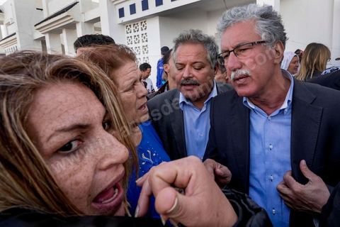 17 novembre 2014 : Visite de terrain de Hamma Hammami dans le quartier popualire de Douar Hicher, échange et discussion avec les habitants et les militants du Front Populaire. Campagne électorale pour les élections présidentielles du 23 novembre de Hamma Hammami, président du parti d'extrême gauche le Front popualire dan sles quartiers populaires de Oued Ellil et Douar Hicher, banlieue ouest de Tunis