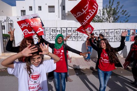 17 novembre 2014 : Visite de terrain de Hamma Hammami dans le quartier popualire de Douar Hicher, échange et discussion avec les habitants et les militants du Front Populaire. Campagne électorale pour les élections présidentielles du 23 novembre de Hamma Hammami, président du parti d'extrême gauche le Front popualire dan sles quartiers populaires de Oued Ellil et Douar Hicher, banlieue ouest de Tunis