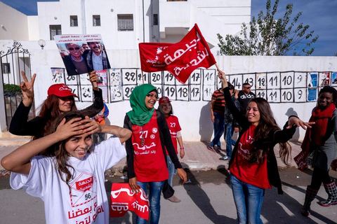 17 novembre 2014 : Visite de terrain de Hamma Hammami dans le quartier popualire de Douar Hicher, échange et discussion avec les habitants et les militants du Front Populaire. Campagne électorale pour les élections présidentielles du 23 novembre de Hamma Hammami, président du parti d'extrême gauche le Front popualire dan sles quartiers populaires de Oued Ellil et Douar Hicher, banlieue ouest de Tunis