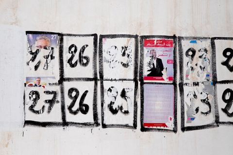 17 novembre 2014 : Visite de terrain de Hamma Hammami dans le quartier popualire de Douar Hicher, échange et discussion avec les habitants et les militants du Front Populaire. Campagne électorale pour les élections présidentielles du 23 novembre de Hamma Hammami, président du parti d'extrême gauche le Front popualire dan sles quartiers populaires de Oued Ellil et Douar Hicher, banlieue ouest de Tunis