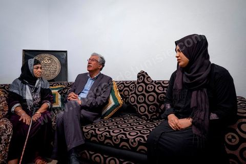 17 novembre 2014 : Visite d'une famille de Douar Hicher qui vient de perdre un de ses fils militaire tué au Mont Chambi par les terroristes salafistes. Campagne électorale pour les élections présidentielles du 23 novembre de Hamma Hammami, président du parti d'extrême gauche le Front popualire dan sles quartiers populaires de Oued Ellil et Douar Hicher, banlieue ouest de Tunis