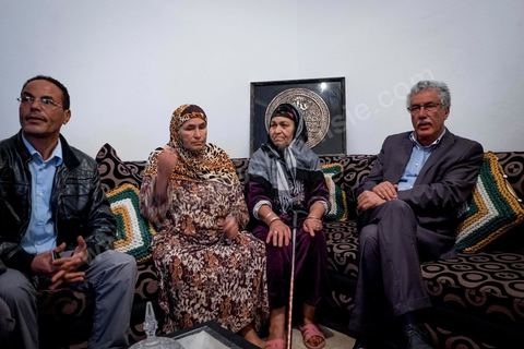 17 novembre 2014 : Visite d'une famille de Douar Hicher qui vient de perdre un de ses fils militaire tué au Mont Chambi par les terroristes salafistes. Campagne électorale pour les élections présidentielles du 23 novembre de Hamma Hammami, président du parti d'extrême gauche le Front popualire dan sles quartiers populaires de Oued Ellil et Douar Hicher, banlieue ouest de Tunis