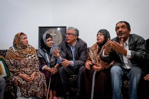 17 novembre 2014 : Visite d'une famille de Douar Hicher qui vient de perdre un de ses fils militaire tué au Mont Chambi par les terroristes salafistes. Campagne électorale pour les élections présidentielles du 23 novembre de Hamma Hammami, président du parti d'extrême gauche le Front popualire dan sles quartiers populaires de Oued Ellil et Douar Hicher, banlieue ouest de Tunis