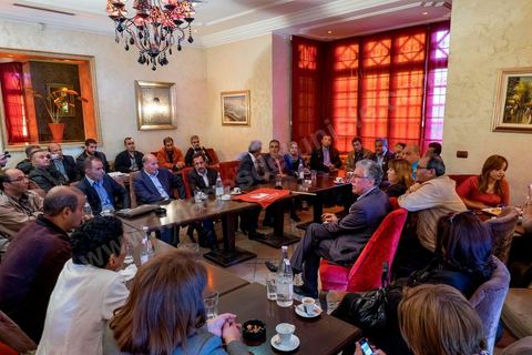 17 novembre 2014 : Rencontre - débat avec des universaitaires dans un café de la Manouba. Campagne électorale pour les élections présidentielles du 23 novembre de Hamma Hammami, président du parti d'extrême gauche le Front popualire dan sles quartiers populaires de Oued Ellil et Douar Hicher, banlieue ouest de Tunis