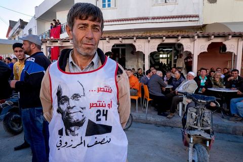 19 décembre 2014 : au centre ville d'El  Alia, ville au nord de Tunis, les militants attente la visite de Moncef Marzouki, Président de la République et candidat à sa réelection pour les présidenteilles du 23 novembre. La majorité des militants ont voté Ennahdha, le parti Islamiste, aux legislatives le mois précedent, et promettent de reporter leurs voix sur Marzouki, faute de candidat islamiste. 