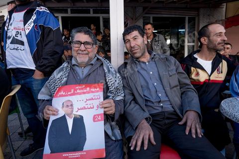 19 décembre 2014 : au centre ville d'El  Alia, ville au nord de Tunis, les militants attente la visite de Moncef Marzouki, Président de la République et candidat à sa réelection pour les présidenteilles du 23 novembre. La majorité des militants ont voté Ennahdha, le parti Islamiste, aux legislatives le mois précedent, et promettent de reporter leurs voix sur Marzouki, faute de candidat islamiste. 