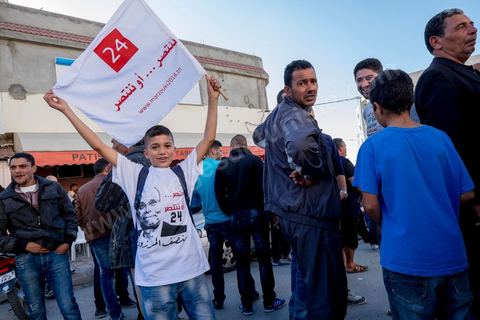 19 décembre 2014 : au centre ville d'El  Alia, ville au nord de Tunis, les militants attente la visite de Moncef Marzouki, Président de la République et candidat à sa réelection pour les présidenteilles du 23 novembre. La majorité des militants ont voté Ennahdha, le parti Islamiste, aux legislatives le mois précedent, et promettent de reporter leurs voix sur Marzouki, faute de candidat islamiste. 