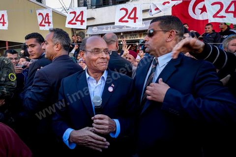 19 décembre 2014 : au centre ville d'El  Alia, ville au nord de Tunis, les militants attente la visite de Moncef Marzouki, Président de la République et candidat à sa réelection pour les présidenteilles du 23 novembre. La majorité des militants ont voté Ennahdha, le parti Islamiste, aux legislatives le mois précedent, et promettent de reporter leurs voix sur Marzouki, faute de candidat islamiste. 