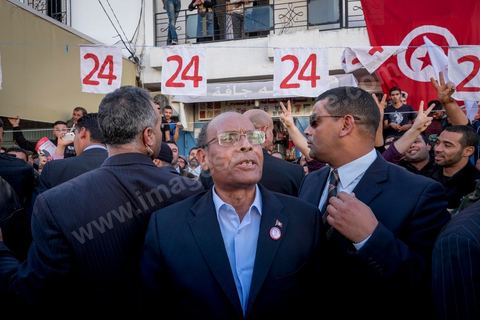19 décembre 2014 : au centre ville d'El  Alia, ville au nord de Tunis, les militants attente la visite de Moncef Marzouki, Président de la République et candidat à sa réelection pour les présidenteilles du 23 novembre. La majorité des militants ont voté Ennahdha, le parti Islamiste, aux legislatives le mois précedent, et promettent de reporter leurs voix sur Marzouki, faute de candidat islamiste. 