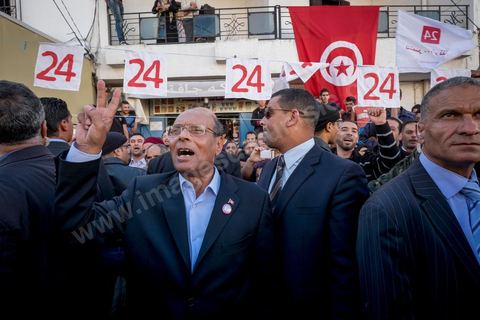 19 décembre 2014 : au centre ville d'El  Alia, ville au nord de Tunis, les militants attente la visite de Moncef Marzouki, Président de la République et candidat à sa réelection pour les présidenteilles du 23 novembre. La majorité des militants ont voté Ennahdha, le parti Islamiste, aux legislatives le mois précedent, et promettent de reporter leurs voix sur Marzouki, faute de candidat islamiste. 