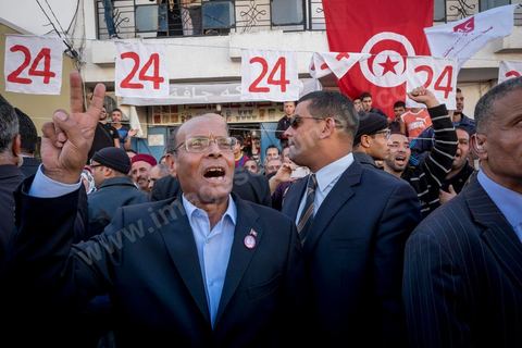 19 décembre 2014 : au centre ville d'El  Alia, ville au nord de Tunis, les militants attente la visite de Moncef Marzouki, Président de la République et candidat à sa réelection pour les présidenteilles du 23 novembre. La majorité des militants ont voté Ennahdha, le parti Islamiste, aux legislatives le mois précedent, et promettent de reporter leurs voix sur Marzouki, faute de candidat islamiste. 