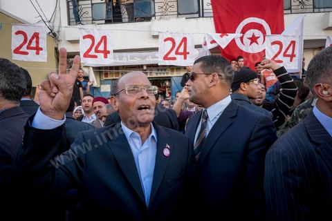 19 décembre 2014 : au centre ville d'El  Alia, ville au nord de Tunis, les militants attente la visite de Moncef Marzouki, Président de la République et candidat à sa réelection pour les présidenteilles du 23 novembre. La majorité des militants ont voté Ennahdha, le parti Islamiste, aux legislatives le mois précedent, et promettent de reporter leurs voix sur Marzouki, faute de candidat islamiste. 