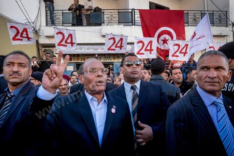 19 décembre 2014 : au centre ville d'El  Alia, ville au nord de Tunis, les militants attente la visite de Moncef Marzouki, Président de la République et candidat à sa réelection pour les présidenteilles du 23 novembre. La majorité des militants ont voté Ennahdha, le parti Islamiste, aux legislatives le mois précedent, et promettent de reporter leurs voix sur Marzouki, faute de candidat islamiste. 