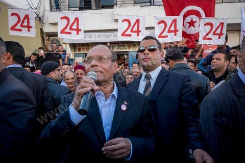 19 décembre 2014 : au centre ville d'El  Alia, ville au nord de Tunis, les militants attente la visite de Moncef Marzouki, Président de la République et candidat à sa réelection pour les présidenteilles du 23 novembre. La majorité des militants ont voté Ennahdha, le parti Islamiste, aux legislatives le mois précedent, et promettent de reporter leurs voix sur Marzouki, faute de candidat islamiste. 