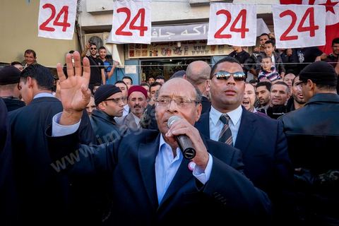 19 décembre 2014 : au centre ville d'El  Alia, ville au nord de Tunis, les militants attente la visite de Moncef Marzouki, Président de la République et candidat à sa réelection pour les présidenteilles du 23 novembre. La majorité des militants ont voté Ennahdha, le parti Islamiste, aux legislatives le mois précedent, et promettent de reporter leurs voix sur Marzouki, faute de candidat islamiste. 