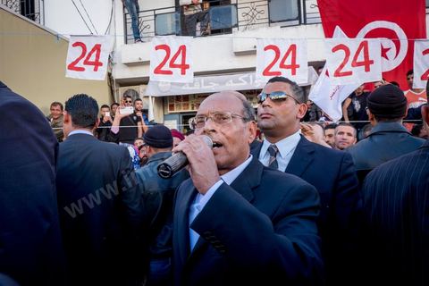 19 décembre 2014 : au centre ville d'El  Alia, ville au nord de Tunis, les militants attente la visite de Moncef Marzouki, Président de la République et candidat à sa réelection pour les présidenteilles du 23 novembre. La majorité des militants ont voté Ennahdha, le parti Islamiste, aux legislatives le mois précedent, et promettent de reporter leurs voix sur Marzouki, faute de candidat islamiste. 
