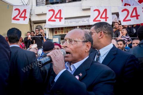 19 décembre 2014 : au centre ville d'El  Alia, ville au nord de Tunis, les militants attente la visite de Moncef Marzouki, Président de la République et candidat à sa réelection pour les présidenteilles du 23 novembre. La majorité des militants ont voté Ennahdha, le parti Islamiste, aux legislatives le mois précedent, et promettent de reporter leurs voix sur Marzouki, faute de candidat islamiste. 