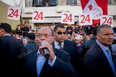 19 décembre 2014 : au centre ville d'El  Alia, ville au nord de Tunis, les militants attente la visite de Moncef Marzouki, Président de la République et candidat à sa réelection pour les présidenteilles du 23 novembre. La majorité des militants ont voté Ennahdha, le parti Islamiste, aux legislatives le mois précedent, et promettent de reporter leurs voix sur Marzouki, faute de candidat islamiste. 