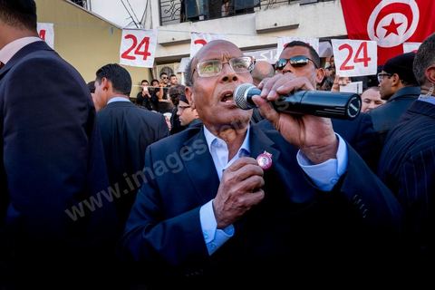 19 décembre 2014 : au centre ville d'El  Alia, ville au nord de Tunis, les militants attente la visite de Moncef Marzouki, Président de la République et candidat à sa réelection pour les présidenteilles du 23 novembre. La majorité des militants ont voté Ennahdha, le parti Islamiste, aux legislatives le mois précedent, et promettent de reporter leurs voix sur Marzouki, faute de candidat islamiste. 