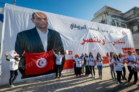 19 décembre 2014 : sur le vieux port de Bizerte, ville au nord de Tunis, meeting populaire de Moncef Marzouki, Président de la République et candidat à sa réelection pour les présidenteilles du 23 novembre. Dans une foule clairsemée d'à peine deux milles personnes, Moncef Marzouki a tenu un discours agressif contre les médias et son principal rival à l'élection Beji Caid Essebsi.