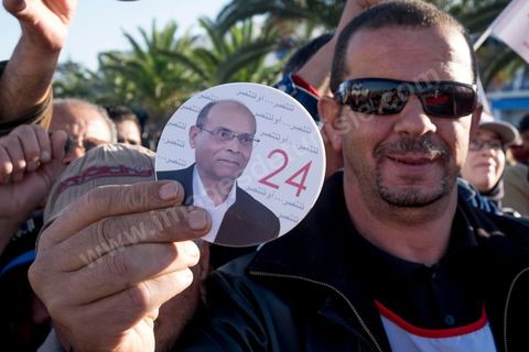 19 décembre 2014 : sur le vieux port de Bizerte, ville au nord de Tunis, meeting populaire de Moncef Marzouki, Président de la République et candidat à sa réelection pour les présidenteilles du 23 novembre. Dans une foule clairsemée d'à peine deux milles personnes, Moncef Marzouki a tenu un discours agressif contre les médias et son principal rival à l'élection Beji Caid Essebsi.