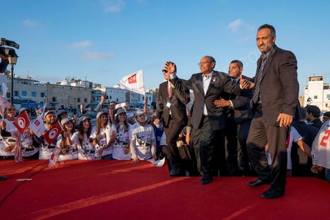 19 décembre 2014 : sur le vieux port de Bizerte, ville au nord de Tunis, meeting populaire de Moncef Marzouki, Président de la République et candidat à sa réelection pour les présidenteilles du 23 novembre. Dans une foule clairsemée d'à peine deux milles personnes, Moncef Marzouki a tenu un discours agressif contre les médias et son principal rival à l'élection Beji Caid Essebsi.