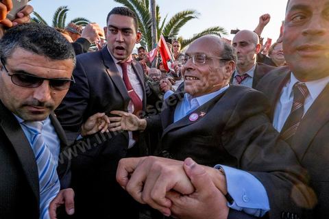 19 décembre 2014 : sur le vieux port de Bizerte, ville au nord de Tunis, meeting populaire de Moncef Marzouki, Président de la République et candidat à sa réelection pour les présidenteilles du 23 novembre. Dans une foule clairsemée d'à peine deux milles personnes, Moncef Marzouki a tenu un discours agressif contre les médias et son principal rival à l'élection Beji Caid Essebsi.