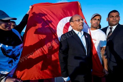 19 décembre 2014 : sur le vieux port de Bizerte, ville au nord de Tunis, meeting populaire de Moncef Marzouki, Président de la République et candidat à sa réelection pour les présidenteilles du 23 novembre. Dans une foule clairsemée d'à peine deux milles personnes, Moncef Marzouki a tenu un discours agressif contre les médias et son principal rival à l'élection Beji Caid Essebsi.