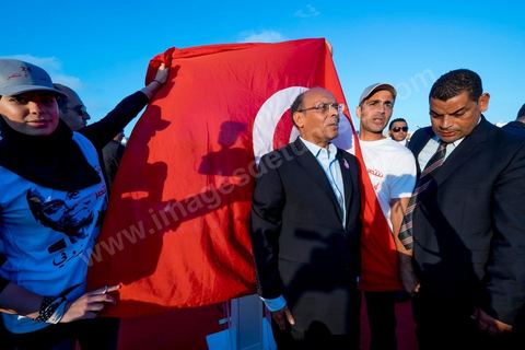19 décembre 2014 : sur le vieux port de Bizerte, ville au nord de Tunis, meeting populaire de Moncef Marzouki, Président de la République et candidat à sa réelection pour les présidenteilles du 23 novembre. Dans une foule clairsemée d'à peine deux milles personnes, Moncef Marzouki a tenu un discours agressif contre les médias et son principal rival à l'élection Beji Caid Essebsi.