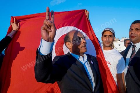 19 décembre 2014 : sur le vieux port de Bizerte, ville au nord de Tunis, meeting populaire de Moncef Marzouki, Président de la République et candidat à sa réelection pour les présidenteilles du 23 novembre. Dans une foule clairsemée d'à peine deux milles personnes, Moncef Marzouki a tenu un discours agressif contre les médias et son principal rival à l'élection Beji Caid Essebsi.