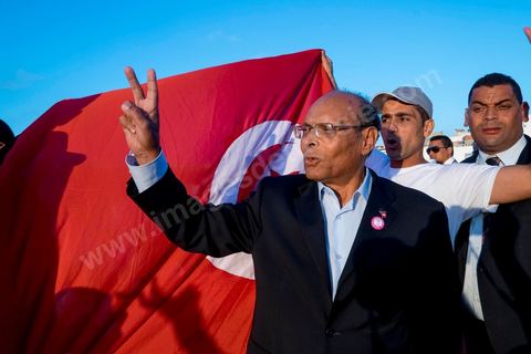 19 décembre 2014 : sur le vieux port de Bizerte, ville au nord de Tunis, meeting populaire de Moncef Marzouki, Président de la République et candidat à sa réelection pour les présidenteilles du 23 novembre. Dans une foule clairsemée d'à peine deux milles personnes, Moncef Marzouki a tenu un discours agressif contre les médias et son principal rival à l'élection Beji Caid Essebsi.