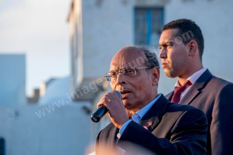 19 décembre 2014 : sur le vieux port de Bizerte, ville au nord de Tunis, meeting populaire de Moncef Marzouki, Président de la République et candidat à sa réelection pour les présidenteilles du 23 novembre. Dans une foule clairsemée d'à peine deux milles personnes, Moncef Marzouki a tenu un discours agressif contre les médias et son principal rival à l'élection Beji Caid Essebsi.