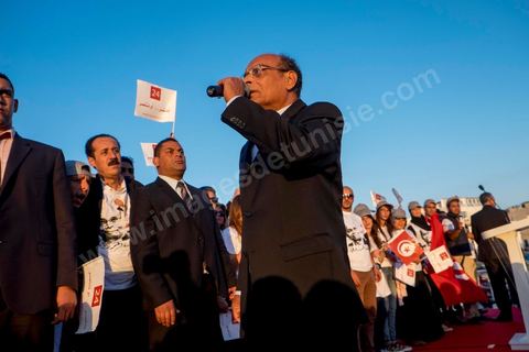19 décembre 2014 : sur le vieux port de Bizerte, ville au nord de Tunis, meeting populaire de Moncef Marzouki, Président de la République et candidat à sa réelection pour les présidenteilles du 23 novembre. Dans une foule clairsemée d'à peine deux milles personnes, Moncef Marzouki a tenu un discours agressif contre les médias et son principal rival à l'élection Beji Caid Essebsi.