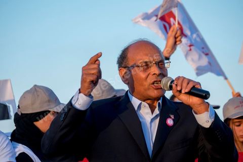 19 décembre 2014 : sur le vieux port de Bizerte, ville au nord de Tunis, meeting populaire de Moncef Marzouki, Président de la République et candidat à sa réelection pour les présidenteilles du 23 novembre. Dans une foule clairsemée d'à peine deux milles personnes, Moncef Marzouki a tenu un discours agressif contre les médias et son principal rival à l'élection Beji Caid Essebsi.