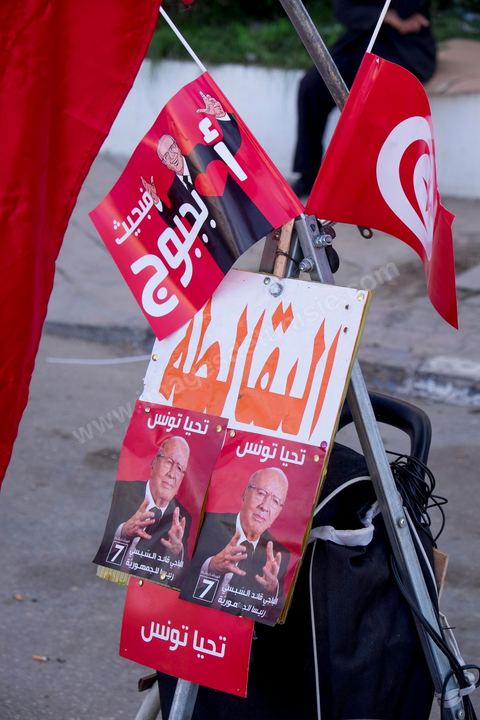 20 novembre 2014 : C’est à Sfax, 2ème ville du pays, réputée favorable aux islamistes d’Ennahda, que ce sera tenu le dernier grand meeting de campagne, dans une ambiance survoltée, plusieurs milliers d’électeurs sont venus acclamer Béji Caïd Essebsi. Sur la scène, « BCE » déroule ses traditionnels thèmes de campagne : la défense des droits de la femme, la promotion d’un islam modéré, la promesse d’un Etat moderne et fort.A 88 ans, le leader de Nidaa Tounès, la principale formation anti-islamiste, est le favori de l’élection présidentielle tunisienne.