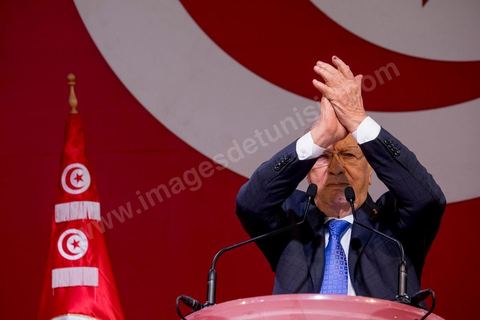 20 novembre 2014 : C’est à Sfax, 2ème ville du pays, réputée favorable aux islamistes d’Ennahda, que ce sera tenu le dernier grand meeting de campagne, dans une ambiance survoltée, plusieurs milliers d’électeurs sont venus acclamer Béji Caïd Essebsi. Sur la scène, « BCE » déroule ses traditionnels thèmes de campagne : la défense des droits de la femme, la promotion d’un islam modéré, la promesse d’un Etat moderne et fort.A 88 ans, le leader de Nidaa Tounès, la principale formation anti-islamiste, est le favori de l’élection présidentielle tunisienne.
