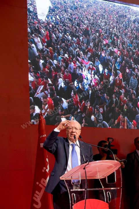 20 novembre 2014 : C’est à Sfax, 2ème ville du pays, réputée favorable aux islamistes d’Ennahda, que ce sera tenu le dernier grand meeting de campagne, dans une ambiance survoltée, plusieurs milliers d’électeurs sont venus acclamer Béji Caïd Essebsi. Sur la scène, « BCE » déroule ses traditionnels thèmes de campagne : la défense des droits de la femme, la promotion d’un islam modéré, la promesse d’un Etat moderne et fort.A 88 ans, le leader de Nidaa Tounès, la principale formation anti-islamiste, est le favori de l’élection présidentielle tunisienne.