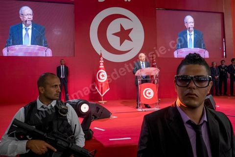 20 novembre 2014 : C’est à Sfax, 2ème ville du pays, réputée favorable aux islamistes d’Ennahda, que ce sera tenu le dernier grand meeting de campagne, dans une ambiance survoltée, plusieurs milliers d’électeurs sont venus acclamer Béji Caïd Essebsi. Sur la scène, « BCE » déroule ses traditionnels thèmes de campagne : la défense des droits de la femme, la promotion d’un islam modéré, la promesse d’un Etat moderne et fort.A 88 ans, le leader de Nidaa Tounès, la principale formation anti-islamiste, est le favori de l’élection présidentielle tunisienne.