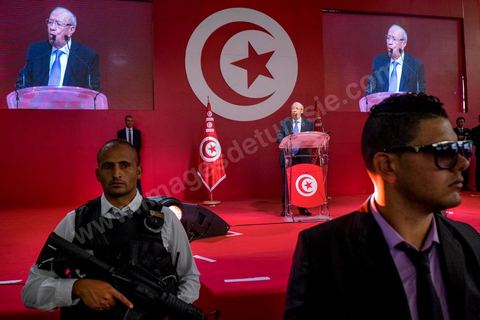 20 novembre 2014 : C’est à Sfax, 2ème ville du pays, réputée favorable aux islamistes d’Ennahda, que ce sera tenu le dernier grand meeting de campagne, dans une ambiance survoltée, plusieurs milliers d’électeurs sont venus acclamer Béji Caïd Essebsi. Sur la scène, « BCE » déroule ses traditionnels thèmes de campagne : la défense des droits de la femme, la promotion d’un islam modéré, la promesse d’un Etat moderne et fort.A 88 ans, le leader de Nidaa Tounès, la principale formation anti-islamiste, est le favori de l’élection présidentielle tunisienne.