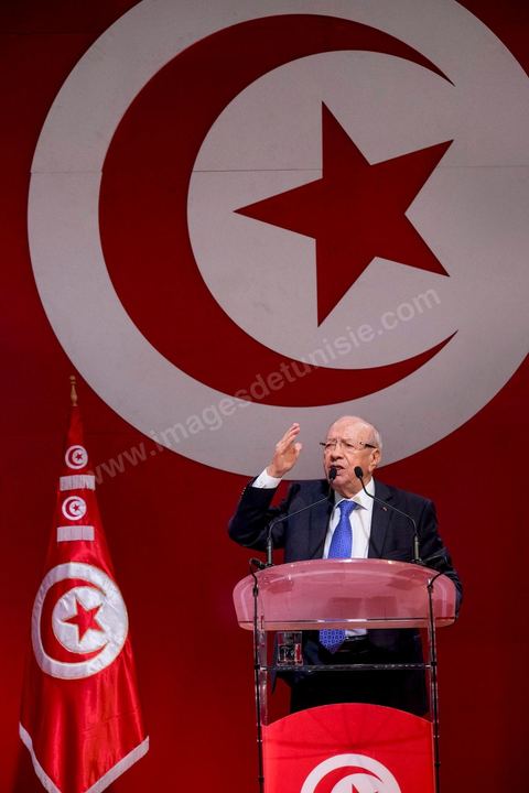 20 novembre 2014 : C’est à Sfax, 2ème ville du pays, réputée favorable aux islamistes d’Ennahda, que ce sera tenu le dernier grand meeting de campagne, dans une ambiance survoltée, plusieurs milliers d’électeurs sont venus acclamer Béji Caïd Essebsi. Sur la scène, « BCE » déroule ses traditionnels thèmes de campagne : la défense des droits de la femme, la promotion d’un islam modéré, la promesse d’un Etat moderne et fort.A 88 ans, le leader de Nidaa Tounès, la principale formation anti-islamiste, est le favori de l’élection présidentielle tunisienne.