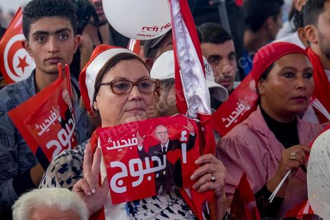20 novembre 2014 : C’est à Sfax, 2ème ville du pays, réputée favorable aux islamistes d’Ennahda, que ce sera tenu le dernier grand meeting de campagne, dans une ambiance survoltée, plusieurs milliers d’électeurs sont venus acclamer Béji Caïd Essebsi. Sur la scène, « BCE » déroule ses traditionnels thèmes de campagne : la défense des droits de la femme, la promotion d’un islam modéré, la promesse d’un Etat moderne et fort.A 88 ans, le leader de Nidaa Tounès, la principale formation anti-islamiste, est le favori de l’élection présidentielle tunisienne.