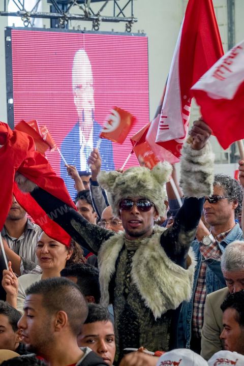 20 novembre 2014 : C’est à Sfax, 2ème ville du pays, réputée favorable aux islamistes d’Ennahda, que ce sera tenu le dernier grand meeting de campagne, dans une ambiance survoltée, plusieurs milliers d’électeurs sont venus acclamer Béji Caïd Essebsi. Sur la scène, « BCE » déroule ses traditionnels thèmes de campagne : la défense des droits de la femme, la promotion d’un islam modéré, la promesse d’un Etat moderne et fort.A 88 ans, le leader de Nidaa Tounès, la principale formation anti-islamiste, est le favori de l’élection présidentielle tunisienne.