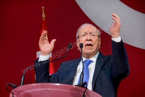 20 novembre 2014 : C’est à Sfax, 2ème ville du pays, réputée favorable aux islamistes d’Ennahda, que ce sera tenu le dernier grand meeting de campagne, dans une ambiance survoltée, plusieurs milliers d’électeurs sont venus acclamer Béji Caïd Essebsi. Sur la scène, « BCE » déroule ses traditionnels thèmes de campagne : la défense des droits de la femme, la promotion d’un islam modéré, la promesse d’un Etat moderne et fort.A 88 ans, le leader de Nidaa Tounès, la principale formation anti-islamiste, est le favori de l’élection présidentielle tunisienne.