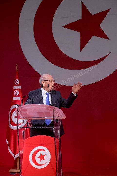 20 novembre 2014 : C’est à Sfax, 2ème ville du pays, réputée favorable aux islamistes d’Ennahda, que ce sera tenu le dernier grand meeting de campagne, dans une ambiance survoltée, plusieurs milliers d’électeurs sont venus acclamer Béji Caïd Essebsi. Sur la scène, « BCE » déroule ses traditionnels thèmes de campagne : la défense des droits de la femme, la promotion d’un islam modéré, la promesse d’un Etat moderne et fort.A 88 ans, le leader de Nidaa Tounès, la principale formation anti-islamiste, est le favori de l’élection présidentielle tunisienne.