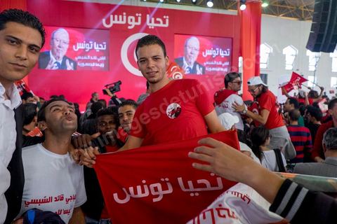 20 novembre 2014 : C’est à Sfax, 2ème ville du pays, réputée favorable aux islamistes d’Ennahda, que ce sera tenu le dernier grand meeting de campagne, dans une ambiance survoltée, plusieurs milliers d’électeurs sont venus acclamer Béji Caïd Essebsi. Sur la scène, « BCE » déroule ses traditionnels thèmes de campagne : la défense des droits de la femme, la promotion d’un islam modéré, la promesse d’un Etat moderne et fort.A 88 ans, le leader de Nidaa Tounès, la principale formation anti-islamiste, est le favori de l’élection présidentielle tunisienne.