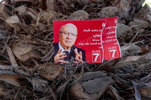 20 novembre 2014 : C’est à Sfax, 2ème ville du pays, réputée favorable aux islamistes d’Ennahda, que ce sera tenu le dernier grand meeting de campagne, dans une ambiance survoltée, plusieurs milliers d’électeurs sont venus acclamer Béji Caïd Essebsi. Sur la scène, « BCE » déroule ses traditionnels thèmes de campagne : la défense des droits de la femme, la promotion d’un islam modéré, la promesse d’un Etat moderne et fort.A 88 ans, le leader de Nidaa Tounès, la principale formation anti-islamiste, est le favori de l’élection présidentielle tunisienne.