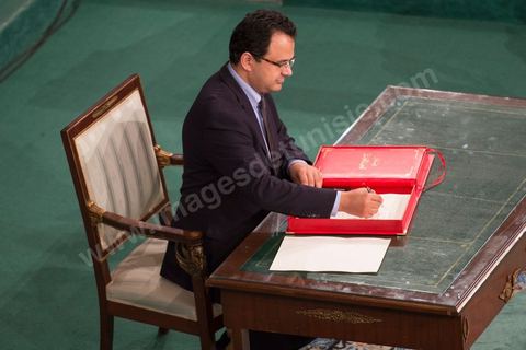 November 20, 2014: Closing session of the National Constituent Assembly to mark the end of its work. Each member of the Assembly signed a handwritten copy of the Constitution. On this occasion, Ben Jâafar delivered a speech in which he reviewed the Constituent National Assembly’s three years of work and praised the contributions not only of the deputies but also of civil society and the journalists who covered the Assembly’s proceedings and participated in its many events. 