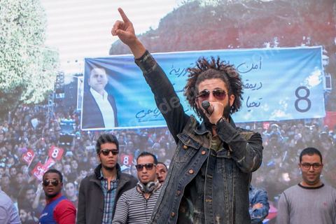 21 novembre 2014 : pour le dernier jour de la campagne pour les élections présidentielles, Slim Riahi, homme d'affire, propriétaire d'un des deux clubs de foot de Tunis, investit l'avenue Bourguiba à Tunis. Espérant plus de 10 000 militants, seuls un peu plus de deux milles sont venus écouetr le rappeur populaire Kafon et le discours de leur leader Slim Riahi.